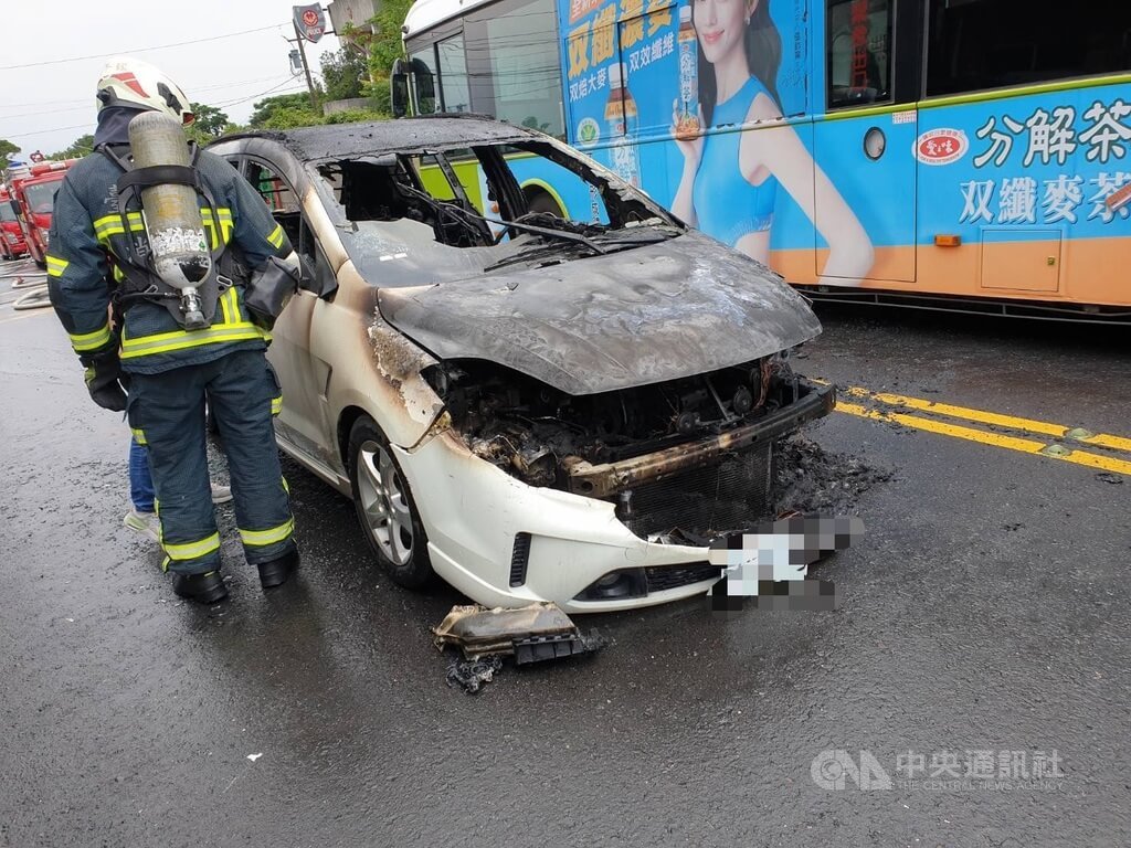 台北市士林區仰德大道3段往陽明山方向3日發生一起休旅車路中起火意外，駕駛在發現車輛無故冒煙後隨即與家人下車，後續車輛起火燃燒，車子幾乎整輛燒毀，所幸未釀傷亡。（翻攝畫面）中央社記者劉建邦傳真  114年5月3日