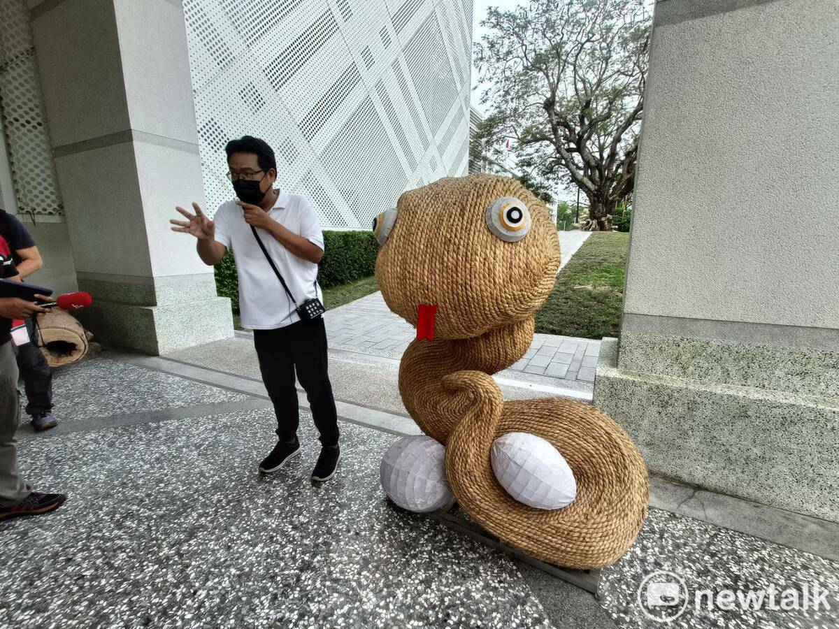 臺灣工藝研究發展中心有許多關於蛇年的創作品。 圖：唐復年/攝