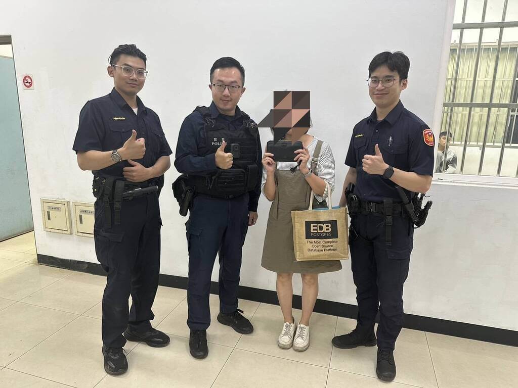 桃園市彭姓女子（右2）皮夾遭竊，龍安派出所員警獲報後不但快速逮獲不法之人，還因彭女捨不得皮夾裡的珍貴照片，協助摸黑在草叢尋回被丟棄的皮夾，讓彭女相當感激與感動。（警方提供）中央社記者葉臻傳真  114年5月3日