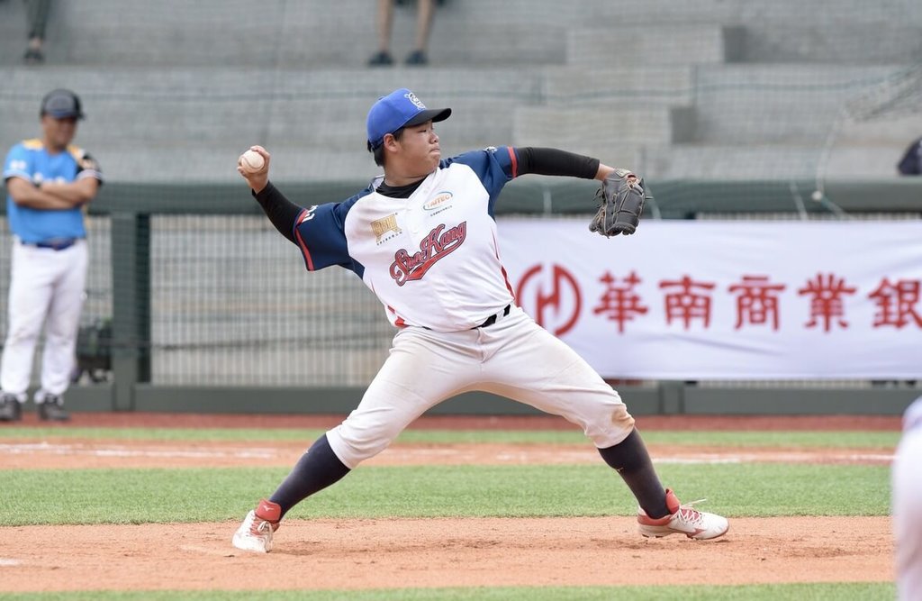 114年TLLB CUP U13台灣社區棒球錦標賽3日開打，A組大神岡金剛社區與台中向上隊交手打到延長賽，9局下靠著再見盜本壘跑回致勝分，終場以7比6搶勝晉級8強。圖為大神岡金剛社區先發投手王羿淂登板。（台灣世界少棒聯盟提供）中央社記者謝靜雯傳真  114年5月3日