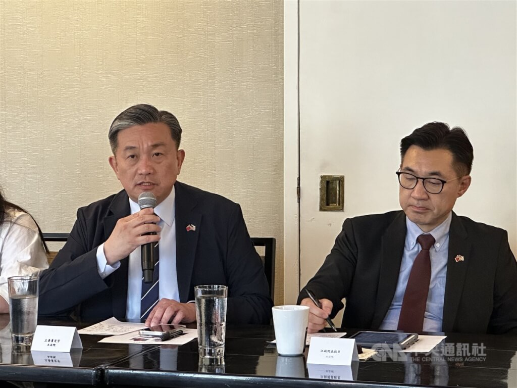 台灣跨黨派立委組團訪美，團長王定宇（左）等人2日與媒體茶敘時表示，這趟行程「見到該見的人」。訪團成員包括立法院副院長江啟臣（右）。 圖:中央社提供