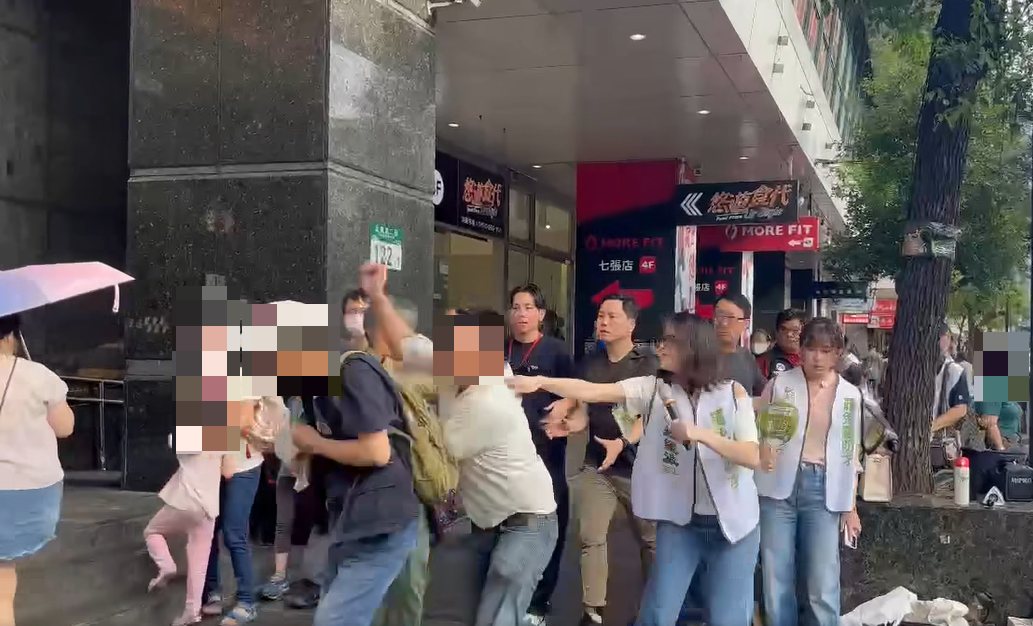 老婦人搶麥克風引發衝突，一名男子上前制止，遭老婦人丈夫從後方出手攻擊，男子隨即反擊，現場一度混亂。 圖:翻攝自李小克臉書
