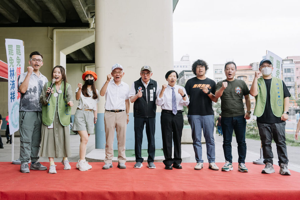 基隆罷免團體3日舉辦宣講活動，鼓勵民眾踴躍響應罷免案2階連署，包含聯電創辦人曹興誠（中）、民進黨立委沈伯洋（右3）等人都受邀出席。（罷免團體提供）