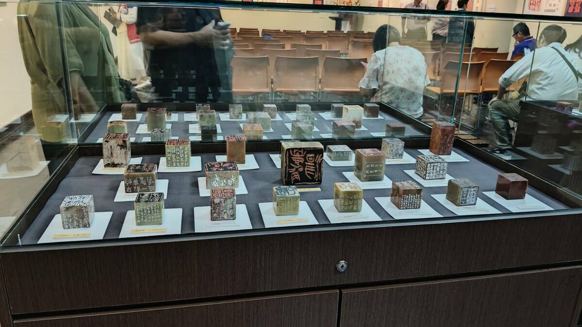 「阿罩霧小刀雅集」101 位篆刻藝術家，以「一人一小吃」為主題，創作「台灣特色小吃百品」篆刻作品，在台南文化中心第一藝廊展出。 圖：黃博郎／攝