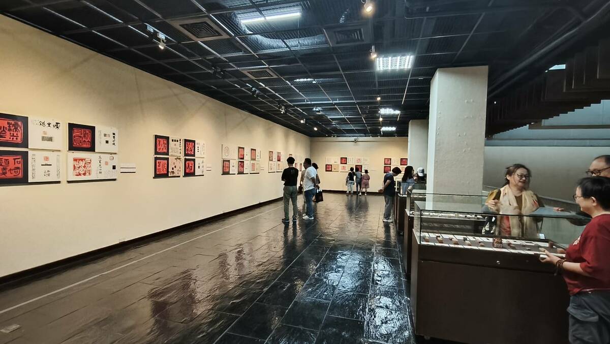「阿罩霧小刀雅集」101 位篆刻藝術家，以「一人一小吃」為主題，創作「台灣特色小吃百品」篆刻作品，在台南文化中心第一藝廊展出。 圖：黃博郎／攝