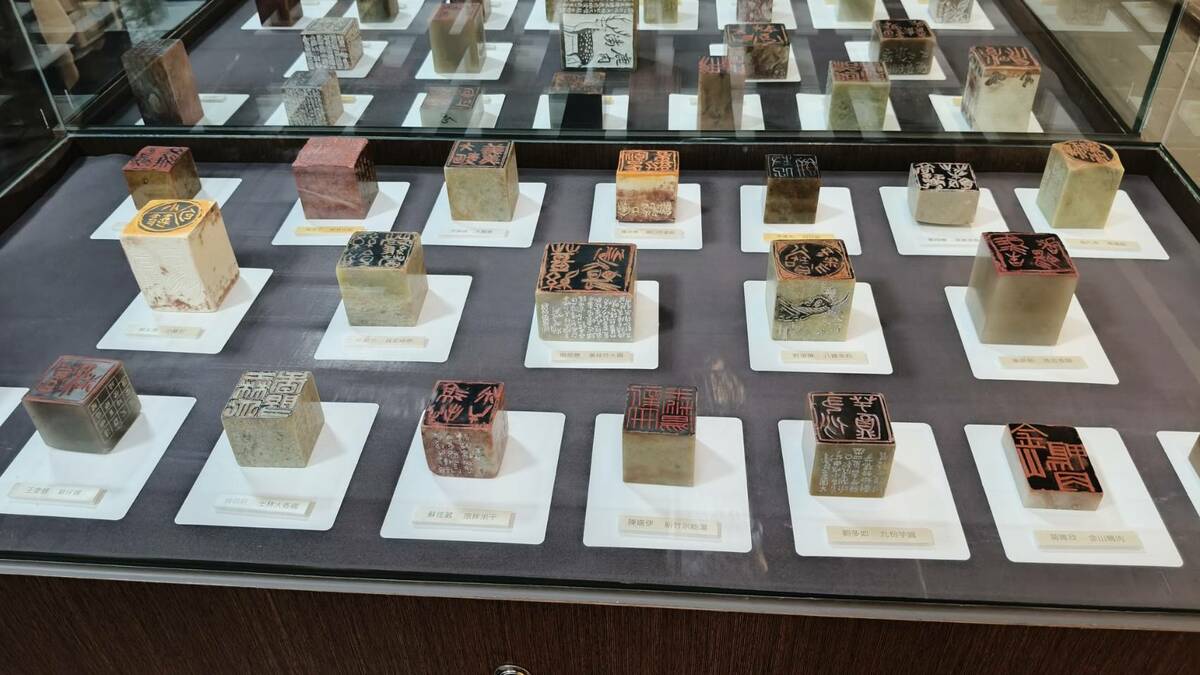 「阿罩霧小刀雅集」101 位篆刻藝術家，以「一人一小吃」為主題，創作「台灣特色小吃百品」篆刻作品，在台南文化中心第一藝廊展出。 圖：黃博郎／攝