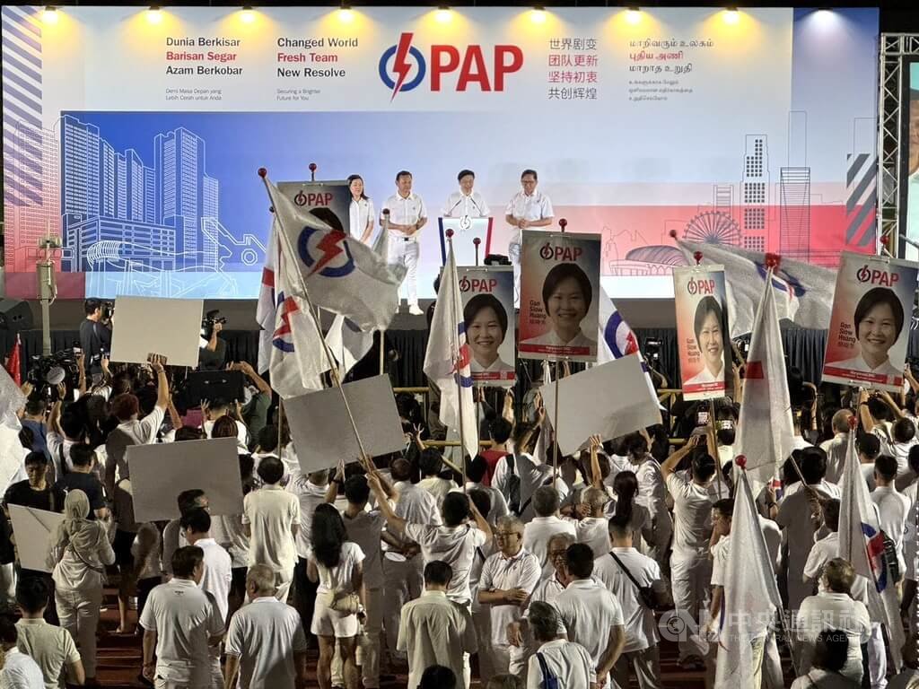 新加坡大選結果4日凌晨出爐，人民行動黨蟬連執政，黨秘書長黃循財（台上右2）上台致詞時，獲得台下高聲歡呼。 圖：中央社提供
