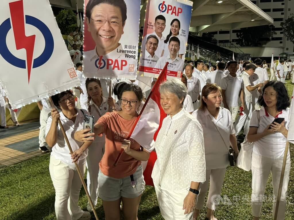 新加坡大選登場，新加坡前總理李顯龍夫人何晶（右3）抵達人民行動黨支持者集結的楊厝港體育場，與支持者合影。 圖：中央社提供