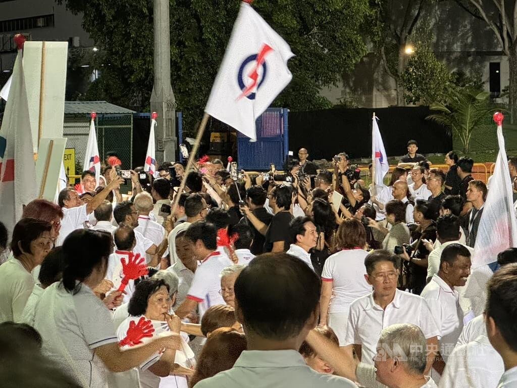 新加坡大選登場，人民行動黨支持者湧入楊厝港體育場。 圖：中央社提供