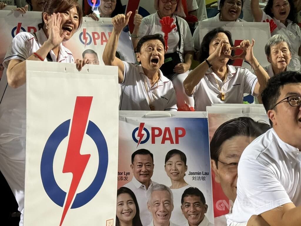 新加坡大選登場，人民行動黨支持者湧入楊厝港體育場，在現場歡呼。 圖：中央社提供