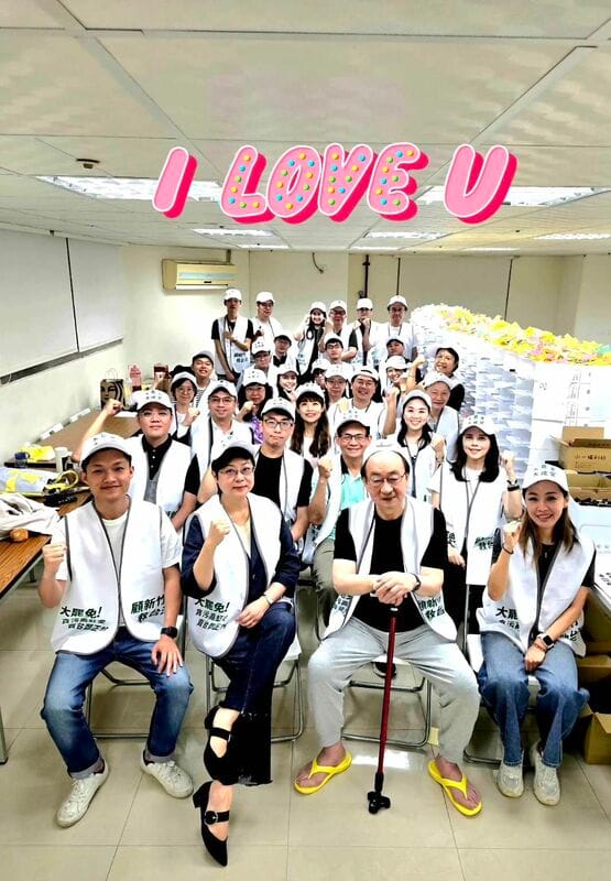 新竹市雙罷免完成二階連署造冊及裝箱，今天上午10點將送市選委會。 圖/林志潔臉書粉專