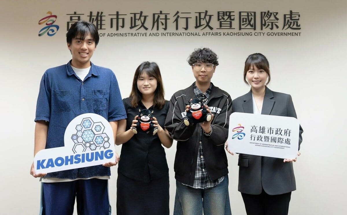 行國處長張硯卿(右一)歡迎高雄國際關係小組青年學生代表上任 。 圖：高雄市行政暨國際處/提供