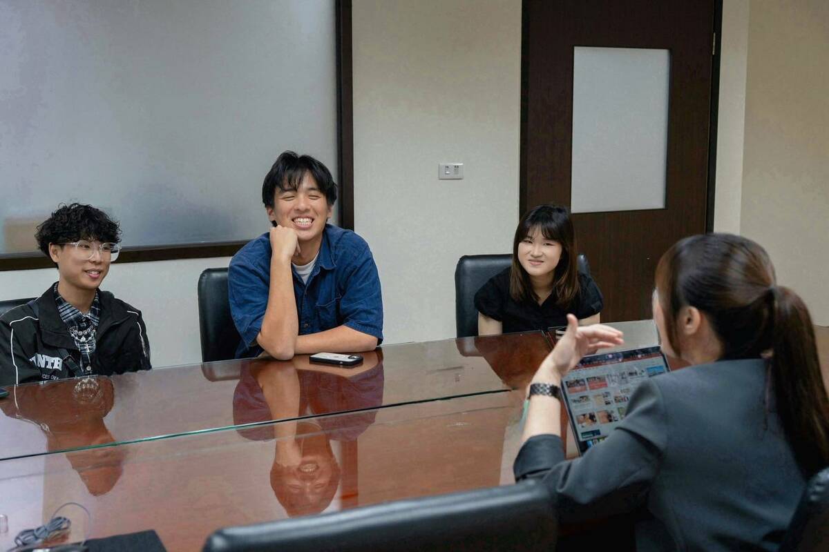 張硯卿(右一)盼激勵青年學生代表對於國際合作的多元想法。 圖：高雄市行政暨國際處/提供