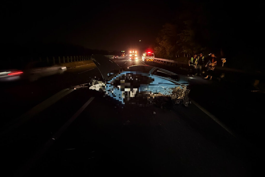 一輛保時捷跑車3日深夜行經國道3號北向台南關廟路段，不明原因自撞外側護欄，造成車輛毀損變形，受困車內男駕駛當場死亡。（讀者提供）中央社記者楊思瑞台南傳真  114年5月4日