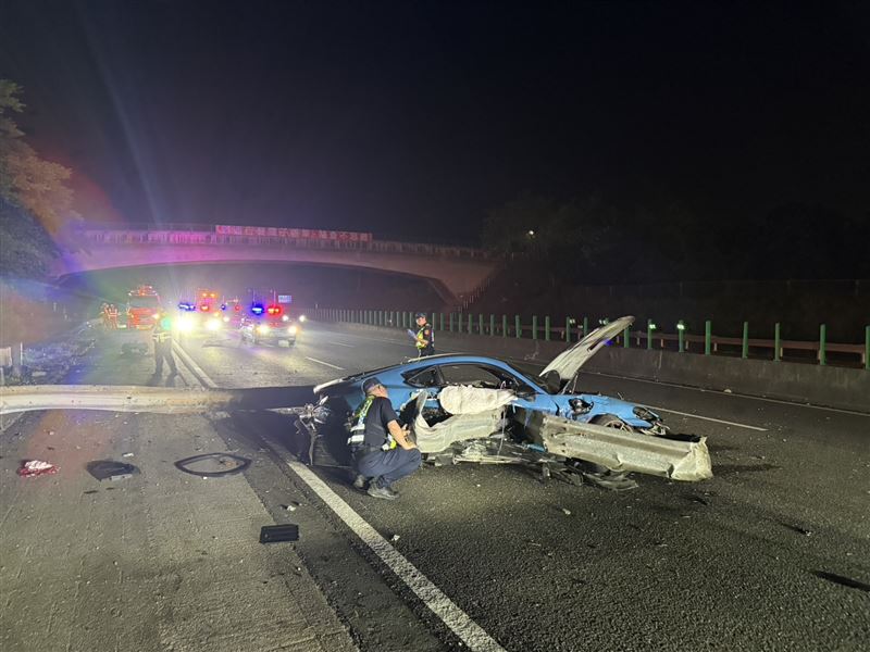 一輛粉藍色保時捷跑車自撞護欄，護欄幾乎整根插入跑車內。 圖翻攝記者爆料網