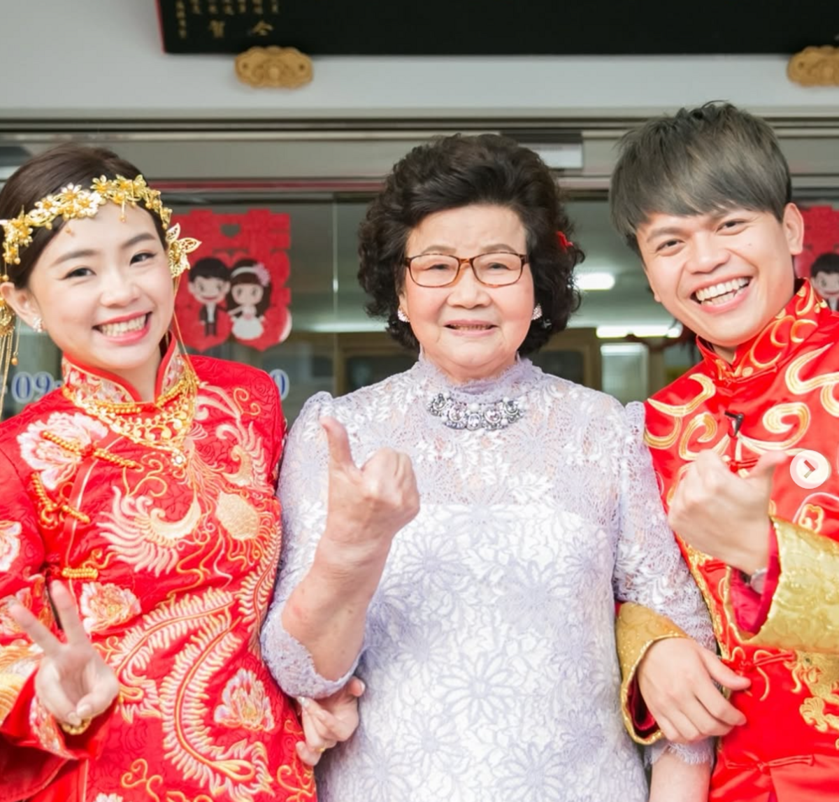 蔡阿嘎（右）常分享跟阿嬤（中）的有趣日常，讓嘎嬤也收穫不少粉絲。 圖：翻攝自蔡阿嘎IG