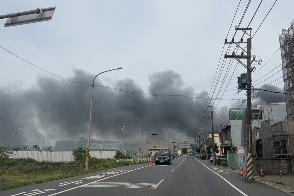 桃園市蘆竹區一處工廠4日發生火警，現場竄出大量濃煙，消防局表示，初步了解，現場存放棕櫚油等植物油約100公噸，持續搶救中。（桃園市政府消防局提供）中央社記者吳睿騏桃園傳真  114年5月4日