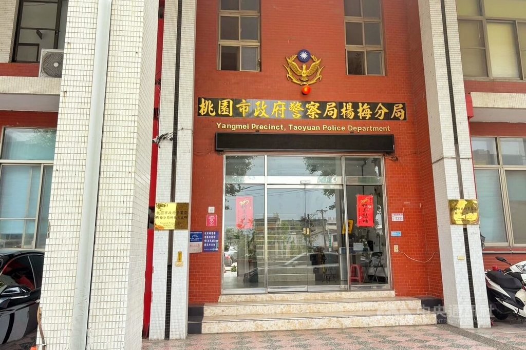 桃園市政府警察局楊梅分局（圖）4日表示，有2男2女共4名越南籍移工及學生遭發現倒臥租屋處，警消3日晚間獲報到場發現已明顯死亡，初判為一氧化碳中毒，已報請檢方相驗。中央社記者吳睿騏桃園攝  114年5月4日