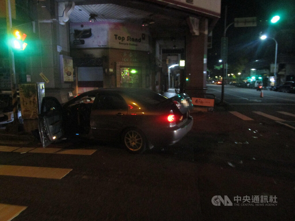 李姓男子4日凌晨酒後開車，行經台中市北屯區一處路口闖紅燈，與王男駕駛小客車發生碰撞，王男車因此失控撞上路旁電箱，造成王男與車上乘客2人受傷。（翻攝照片）中央社記者蘇木春傳真  114年5月4日