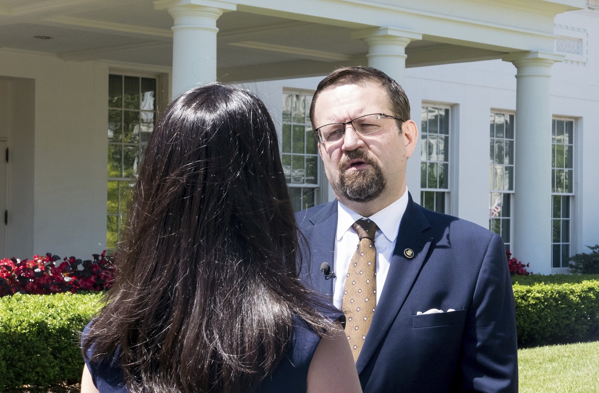 美國總統川普幕僚又傳出國家安全事務副助理高卡（Sebastian Gorka）請辭。 圖: 達志影像 /美聯社