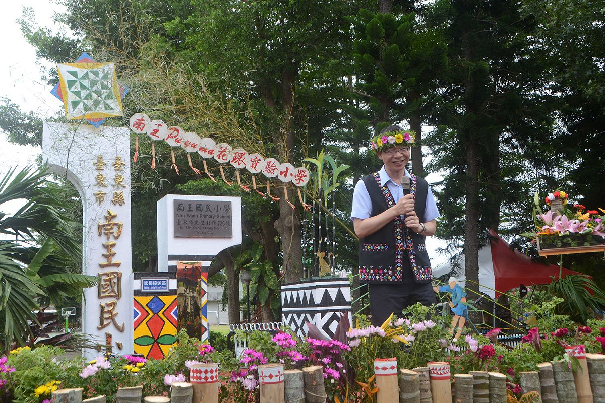 國教署補助學校型態原住民族實驗教育，南王國小更名「南王Puyuma花環實驗小學」，今早揭牌。 圖：國教署/提供