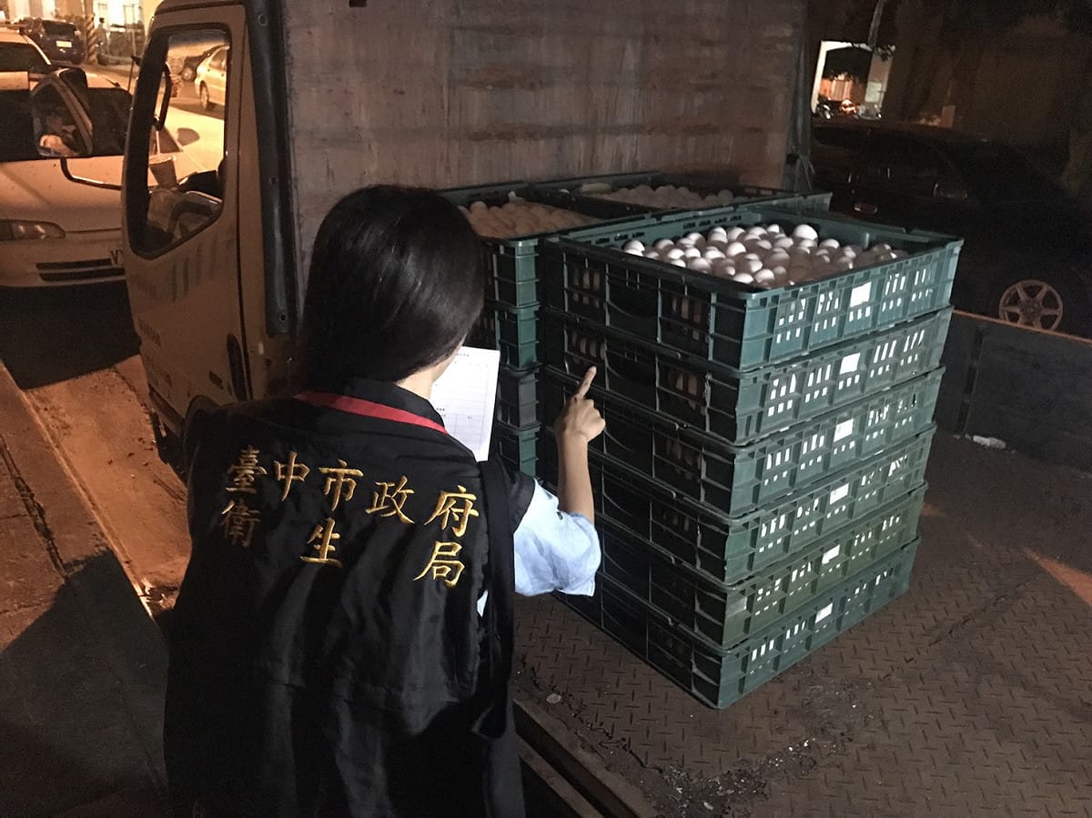 台中市衛生局昨日稽查台中市下游處，封存退回共864公斤問題雞蛋，要求業者依規24小時內通知所有相關廠商進行產品下架。 圖：台中市政府衛生局提供