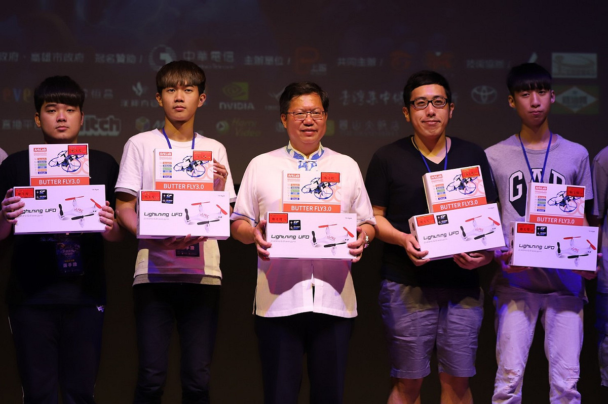 鄭文燦送小禮物給冠軍電競隊伍，且一個個向這些年輕選手打招呼加油。 圖：蔡幸秀/攝影