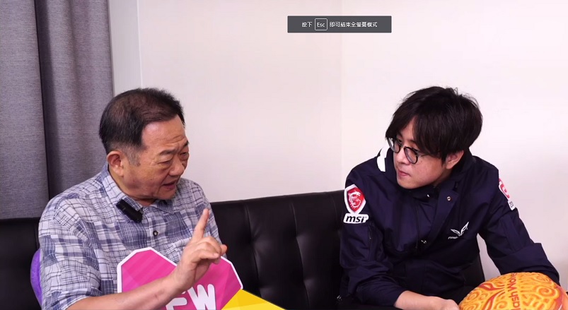 Power錕(左)與閃電狼戰隊經理(右)談論電競發展，過程中Power錕教授不斷提出一針見血的意見，讓四葉頻頻點頭。 圖：翻攝自Twitch