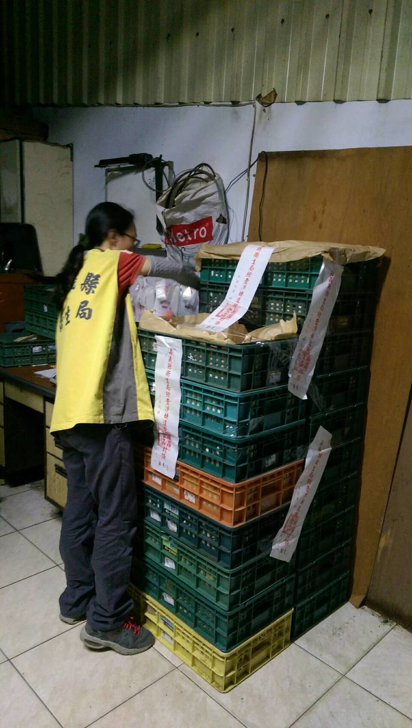 嘉義縣衛生局截至目前共封存1,187.5公斤的問題蛋，不過有部分蛋品已經銷售至傳統市場、早餐店、攤販及一般餐飲業，嘉義縣衛生正全力追回要業者立刻回收，確保民眾食品安全。 圖：嘉義縣衛生局提供