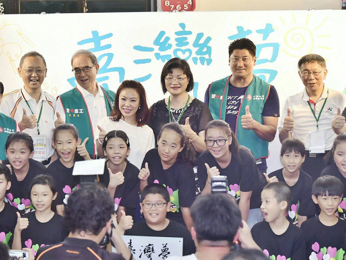 柯文哲出席久如社區發展協會築夢基地揭牌儀式，他認為整個教育太注重成績前10%的學生，卻很少把眼光看到成績後面10%的學生，長遠來講，國家的好壞是由最弱勢部分的學生來決定。 圖：台北市政府/提供