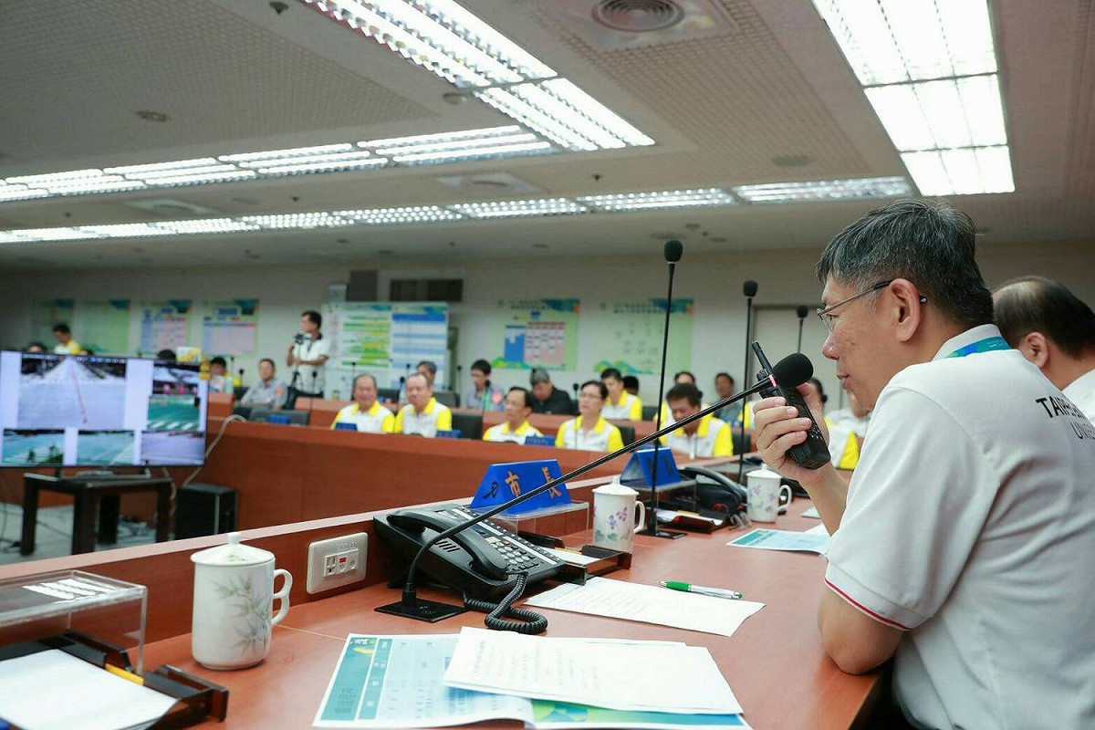 柯文哲在指揮中心也透過無線電，跟信義分局長劉鴻烈、大安分局長楊鴻正及中正第一分局長周煥興進行通訊測試。 圖：台北市政府提供