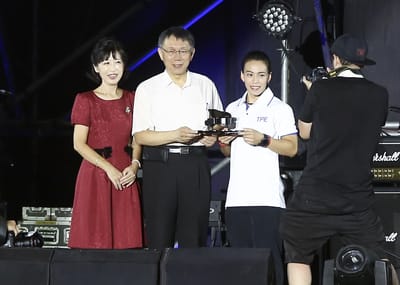 舉重金牌女將郭婞淳現身大稻埕情人日，台北市長柯文哲（左2）得知郭喜愛彈鋼琴，還特別親贈鋼琴造型的音樂盒，郭婞淳也靦腆的說「謝謝」。左為柯文哲夫人陳佩琪。
 圖：台北市觀傳局提供