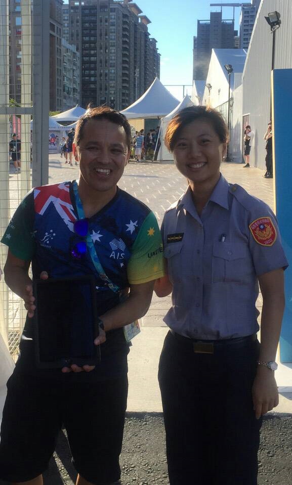 澳洲選手與員警照，感謝警方迅速找回他的IPad。 圖：台北市政府警察局保安警察大隊/提供