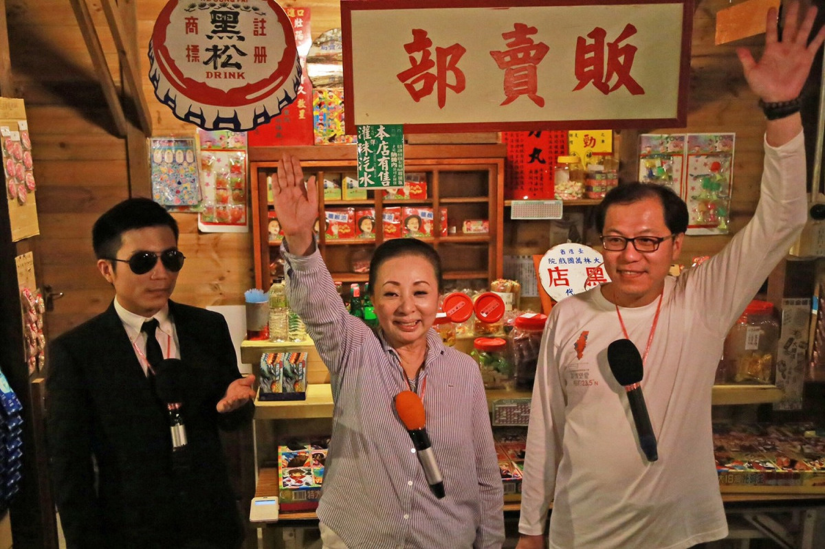 嘉義縣長張花冠為宣傳嘉義觀光，與副縣長吳芳銘、隨扈在蘭花場、萬國戲院等場地內舉行機智問答。 圖：嘉義縣政府/提供