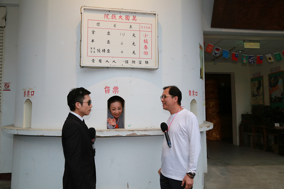 嘉義縣長張花冠為宣傳嘉義觀光，與副縣長吳芳銘、隨扈在蘭花場、萬國戲院等場地內舉行機智問答。 圖：嘉義縣政府/提供