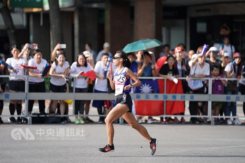 台北世大運27日在仁愛路進行半程馬拉松競賽，不少民 眾攜帶國旗，一起為中華隊選手加油。 圖 : 中央社