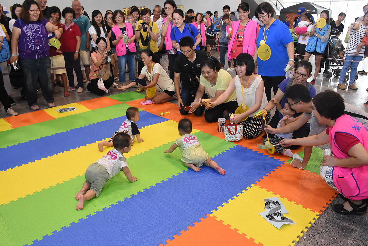 家長加油團就在場邊呼喊，呼喚孩子往前爬，在終點線的爸爸、媽媽也拿出準備好的奶瓶、遙控器、玩具，連自拍棒、手機都成了秘密法寶。 圖 : 南投縣政府/提供