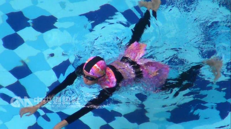喜歡水上運動的女性穆斯林，不能穿著違背伊斯蘭教義、暴露肢體的一般流行泳裝下水，從頭包到腳的穆斯林泳裝已在印尼蔚為風潮。 圖 : 中央社
