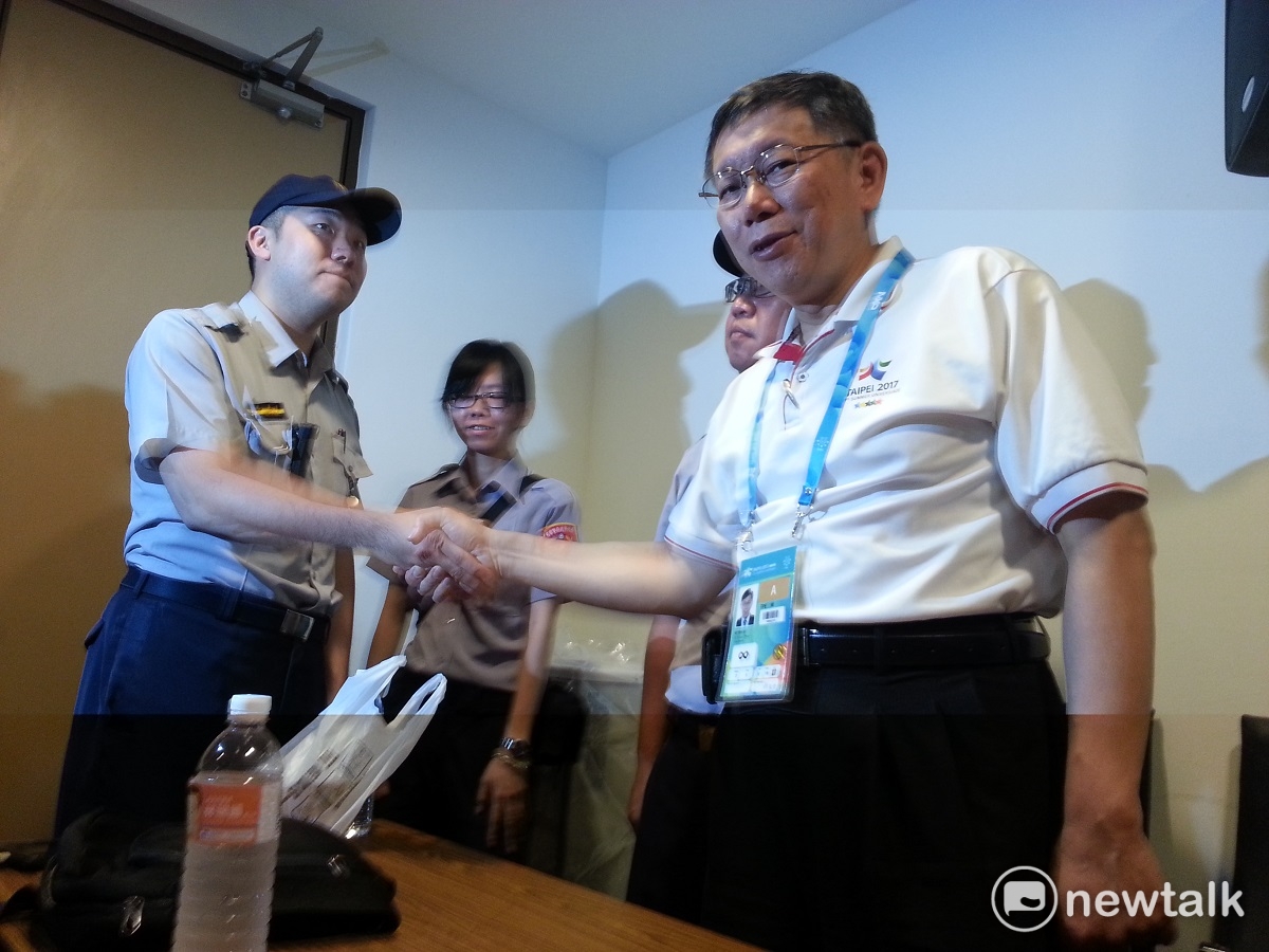 台北市到世大運台灣師大慰問 維安人員辛勞。 圖:陳香蘭／攝