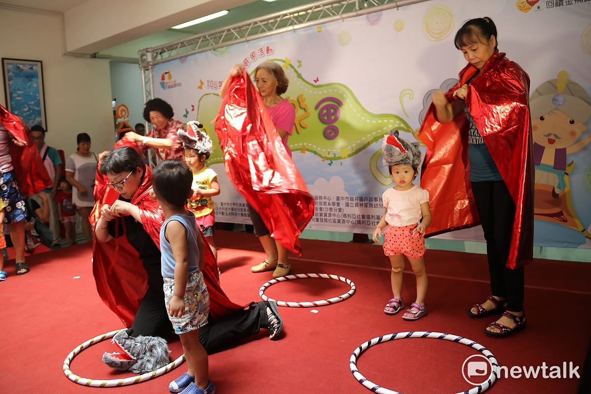 祖孫趣味遊戲，阿嬤變小紅帽。 圖：唐復年/攝