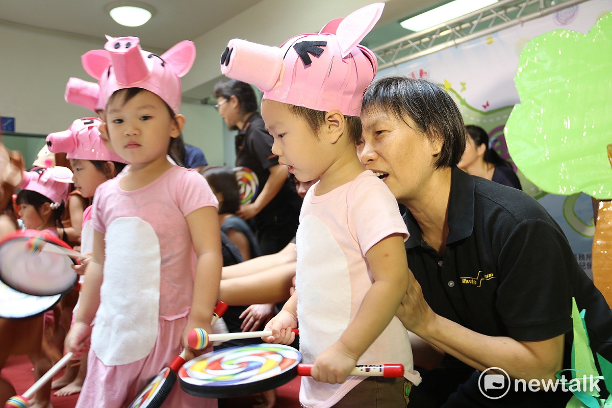 柯鑫蟬阿嬤帶2歲孫子參與「小海豚寶貝劇團」演出。 圖：唐復年/攝