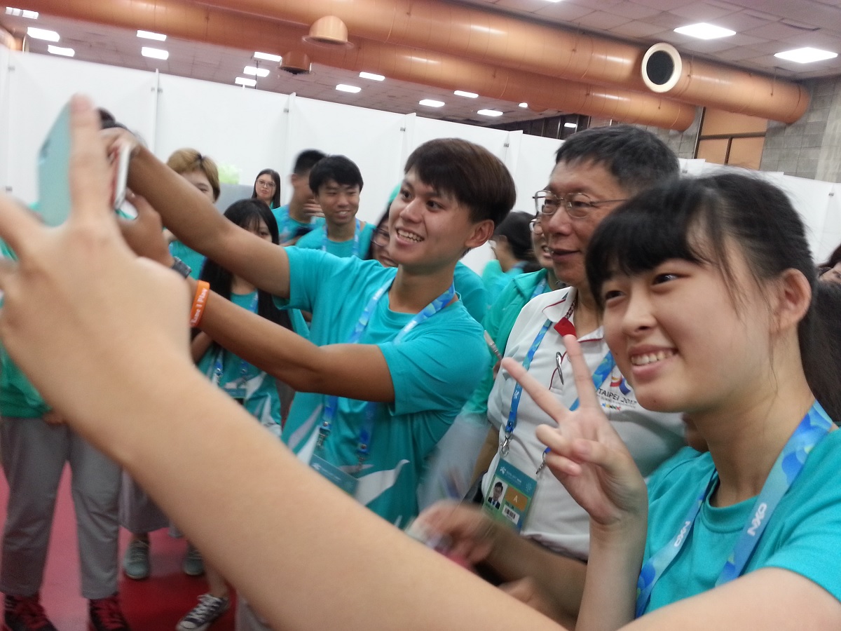 世大運有了好成績，柯P和工作人員都開心起來。 圖:陳香蘭／攝