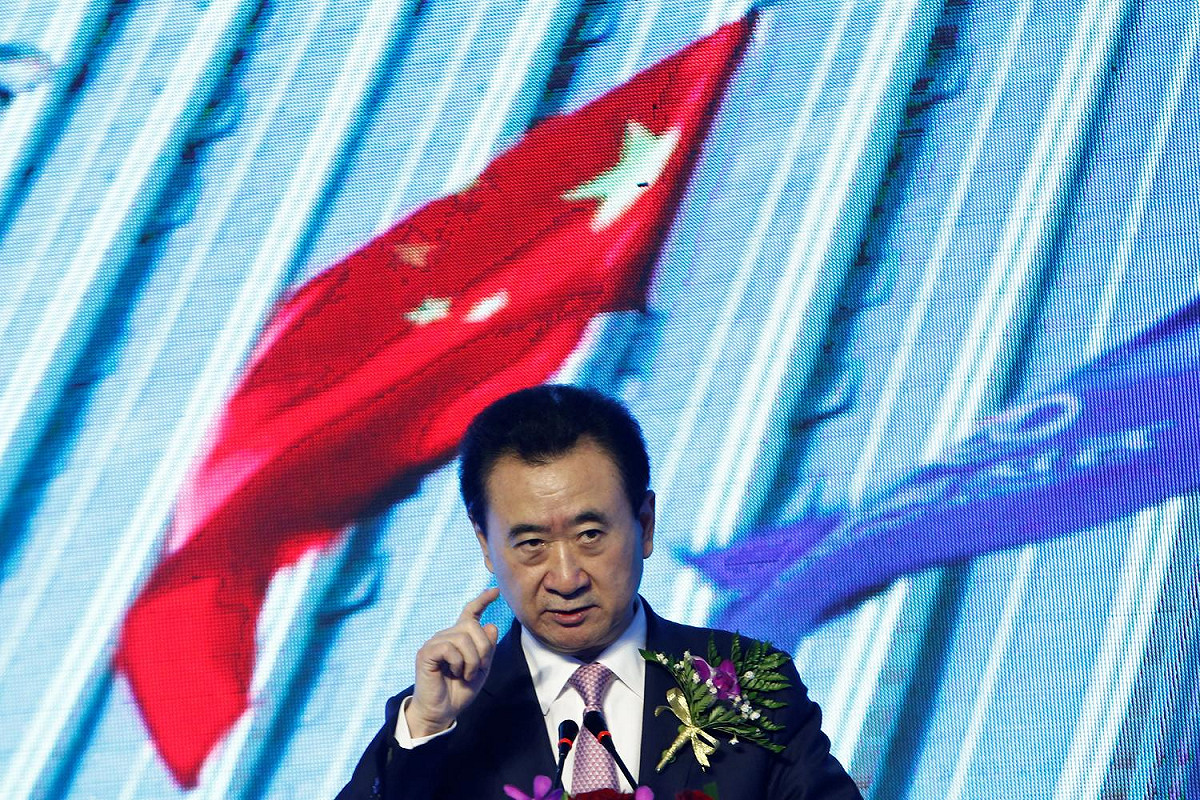 中國首富、萬達集團董事長王健林全家25日在天津準備搭乘私人飛機離境前往英國時，在機場被扣留數小時後雖被已獲釋，但這顯示他已經被限止出境。 圖：達志影像/路透社