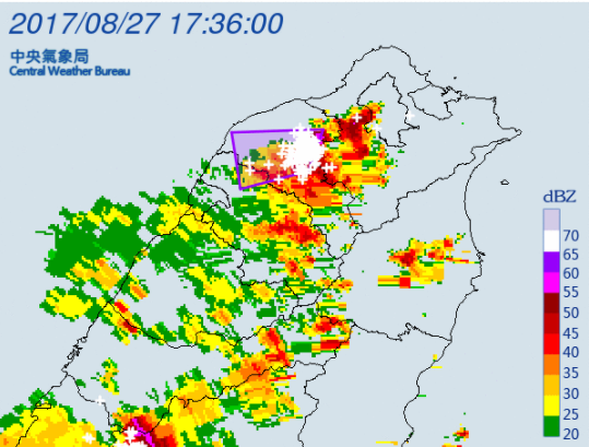 中央氣象局17:44針對新北市、桃園市、新竹縣、南投縣發布大雷雨即時訊息，新北、桃園、新竹持續時間至18:45止，南投縣則是持續至18:30止。 圖：中央氣象局