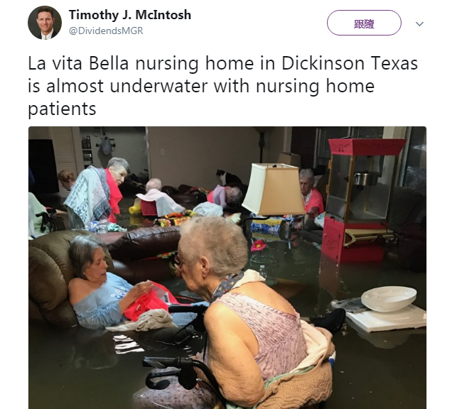 颶風哈維侵襲美國德州，豪雨成災，網友Timothy McIntosh拍到養老院老人浸水照片，令人震撼。 圖：翻攝Timothy McIntosh推特