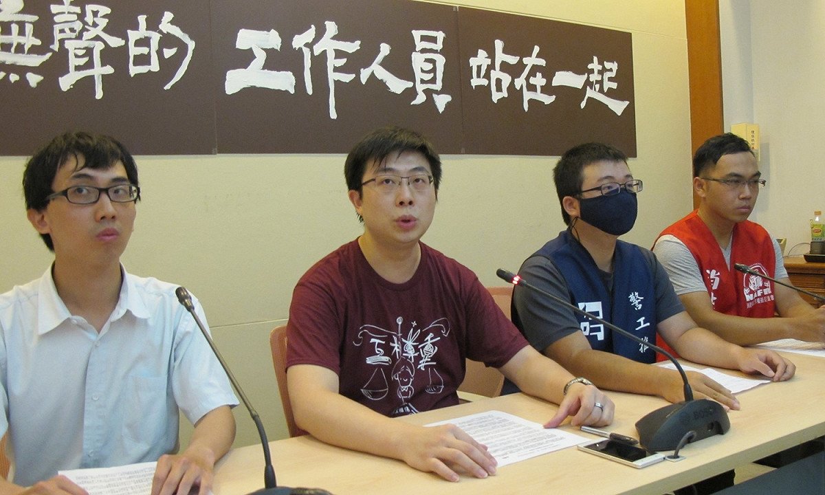 台灣公務革新力量聯盟理事長蔡明翰（左二）等人今（28）日召開記者會。 圖：林朝億/攝