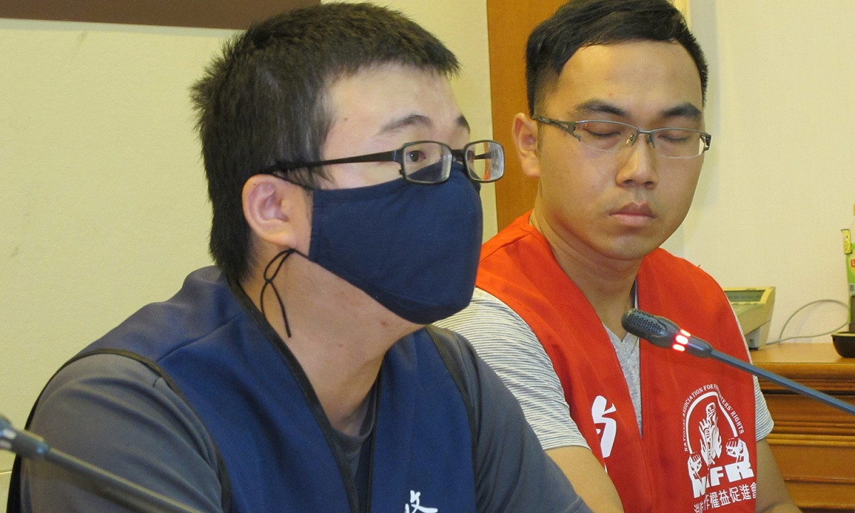 警察工作權益推動協會理事出席記者會時還戴上口罩發言。 圖：林朝億/攝