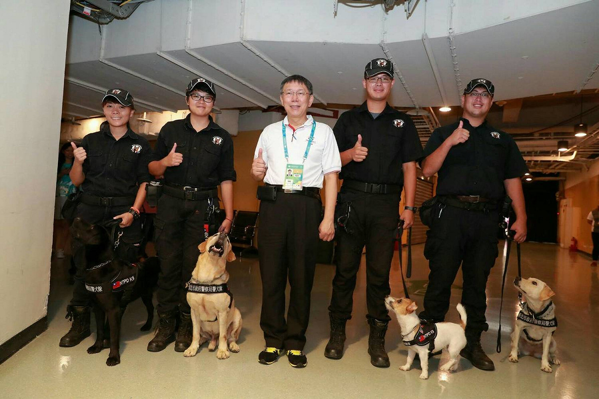 台北市長柯文哲今（28）日赴世大運場館慰問志工及維安人員。 圖 : 台北市政府/提供
