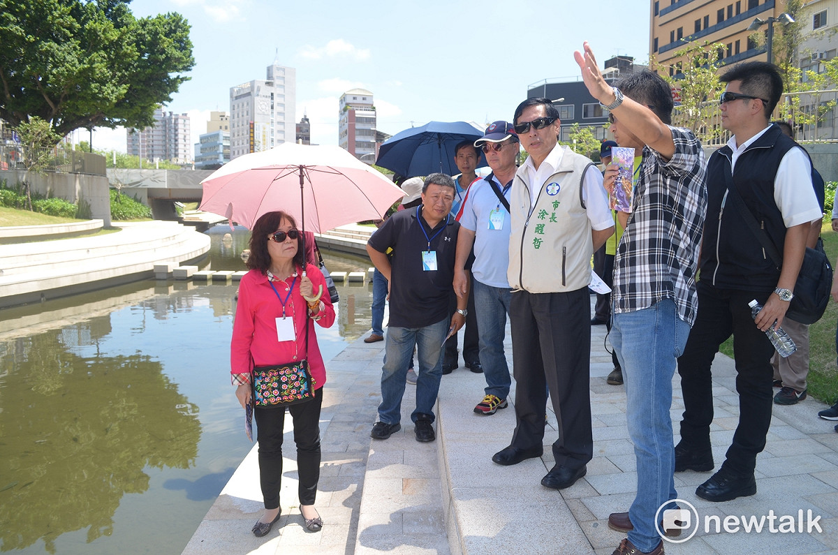 嘉義市長涂醒哲28日帶隊參訪整治成功的台中市柳川親水環境。 圖：蔡坤龍/攝