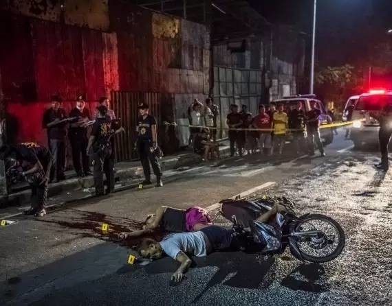 在菲律賓的達斯馬里那斯市，因歹徒機車殺人案件增加，規定民眾騎機車不得戴安全帽。 圖 : 翻攝自哥穀穀網頁